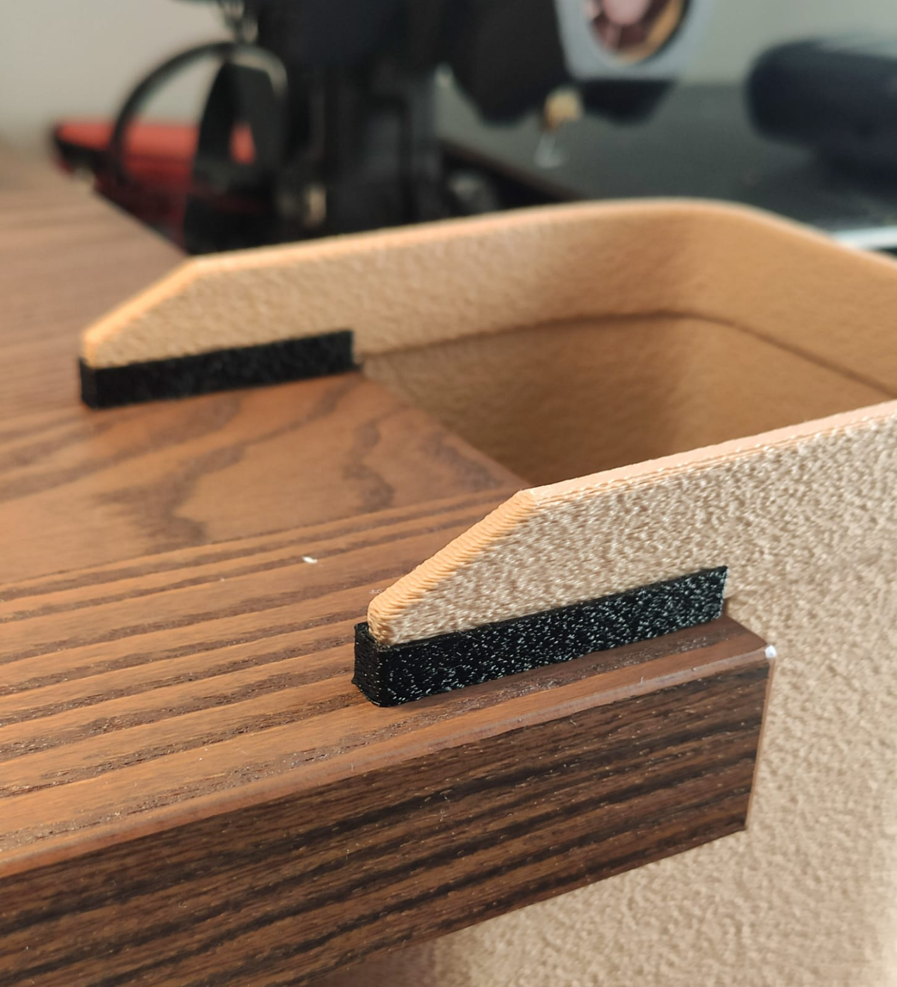 سلة مهملات مكتبية تُثبَّت مباشرة على مكتبك