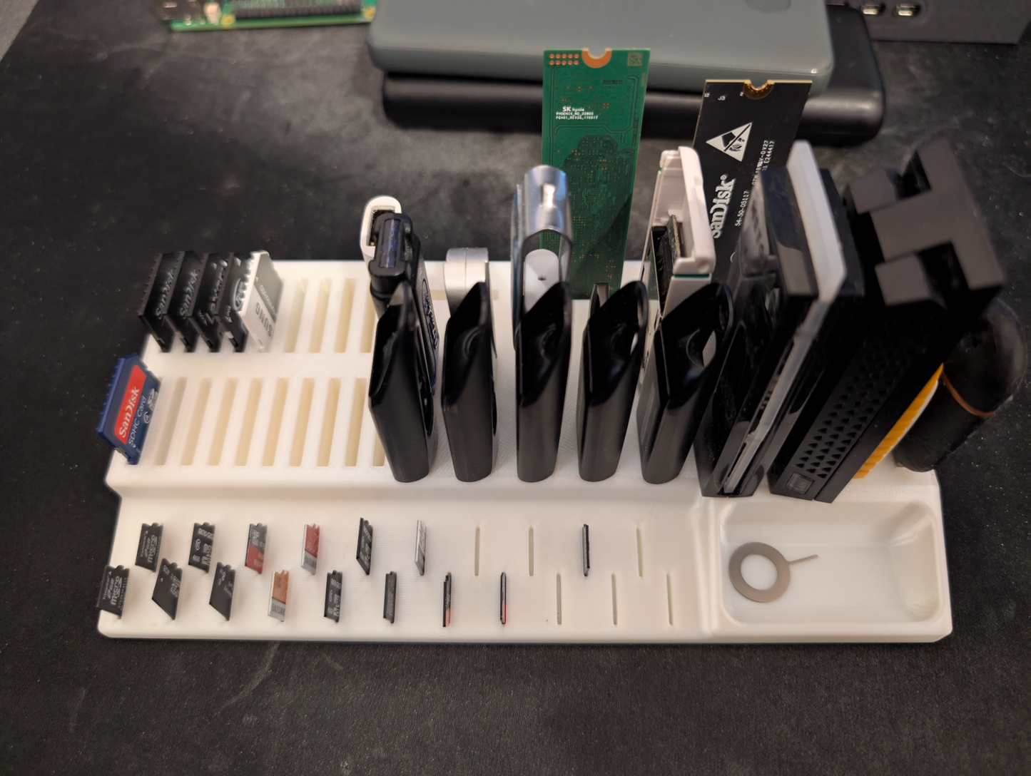 .USB.منظّم يدعم عددًا كبيرًا من مفاتيح M2/SSD وأقراص.//Micro SD// SDوبطاقات