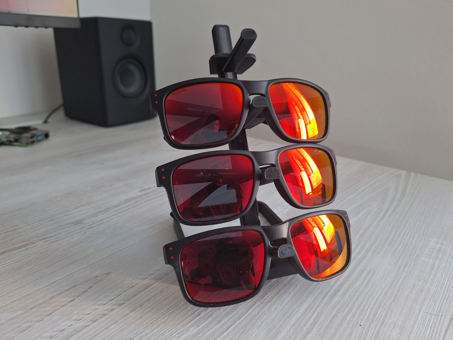 حامل النظارات 👓