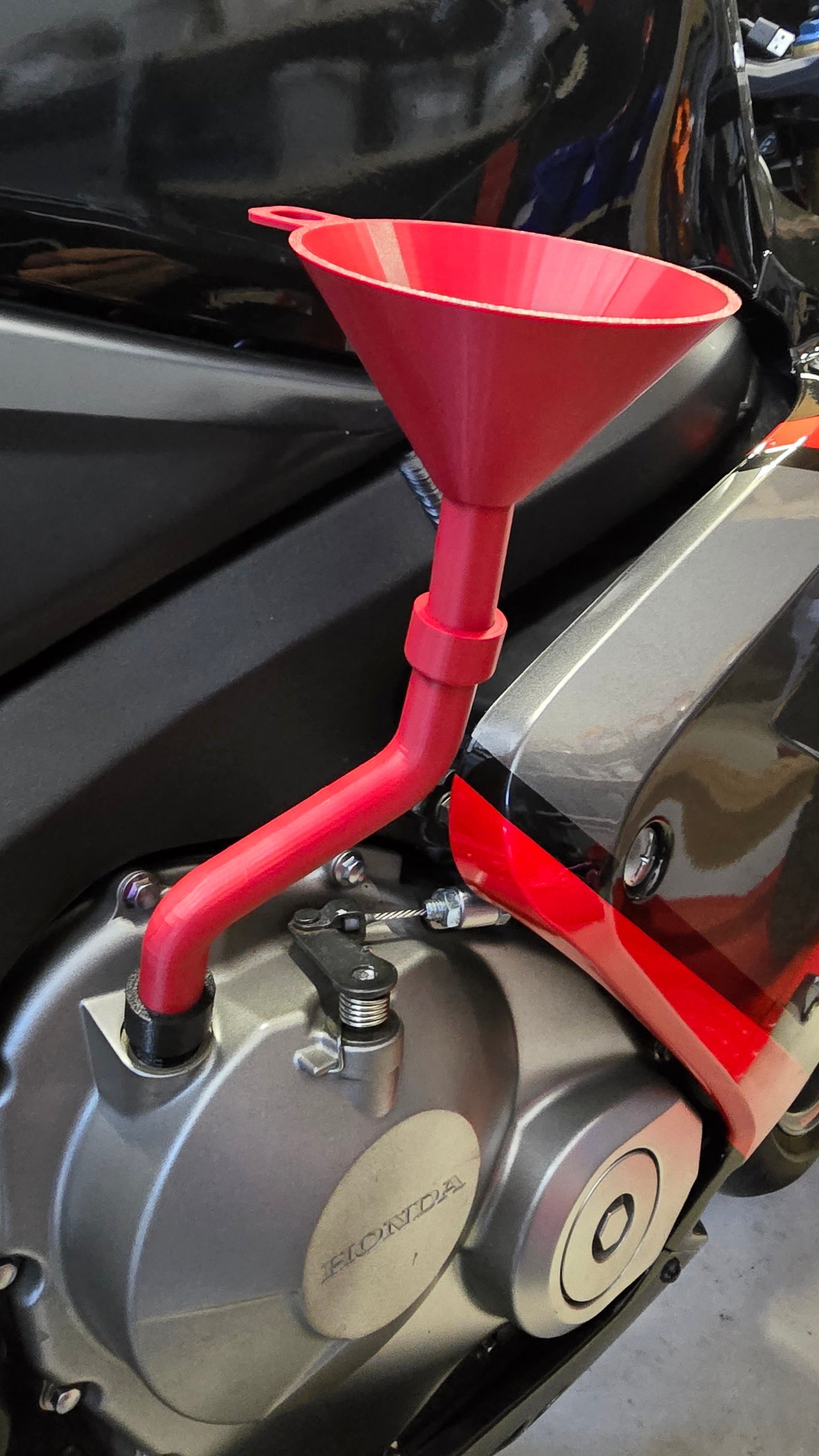 🛢️🏍️ راس صبّ زيت للمحرّك خاص بالدراجات النارية