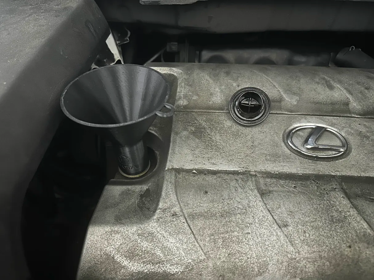 راس صبّ الزيت مصمم خصيصًا لسيارات Toyota و Lexus