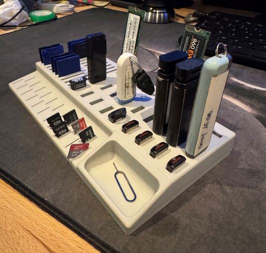 .USB.منظّم يدعم عددًا كبيرًا من مفاتيح M2/SSD وأقراص.//Micro SD// SDوبطاقات