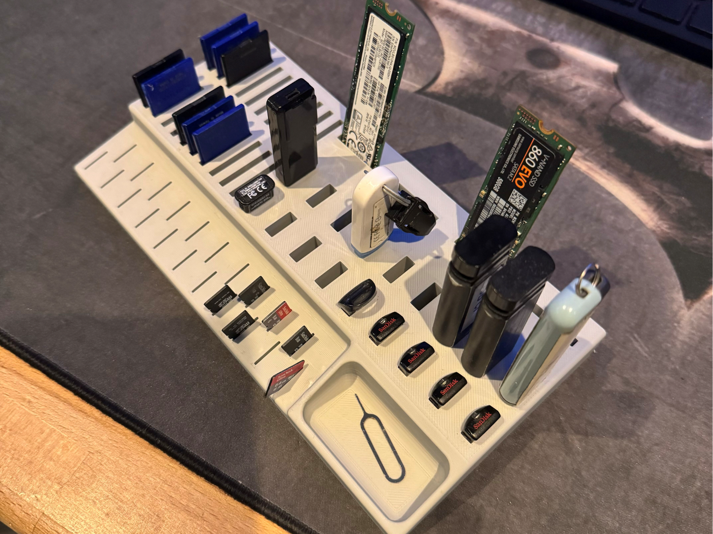 .USB.منظّم يدعم عددًا كبيرًا من مفاتيح M2/SSD وأقراص.//Micro SD// SDوبطاقات