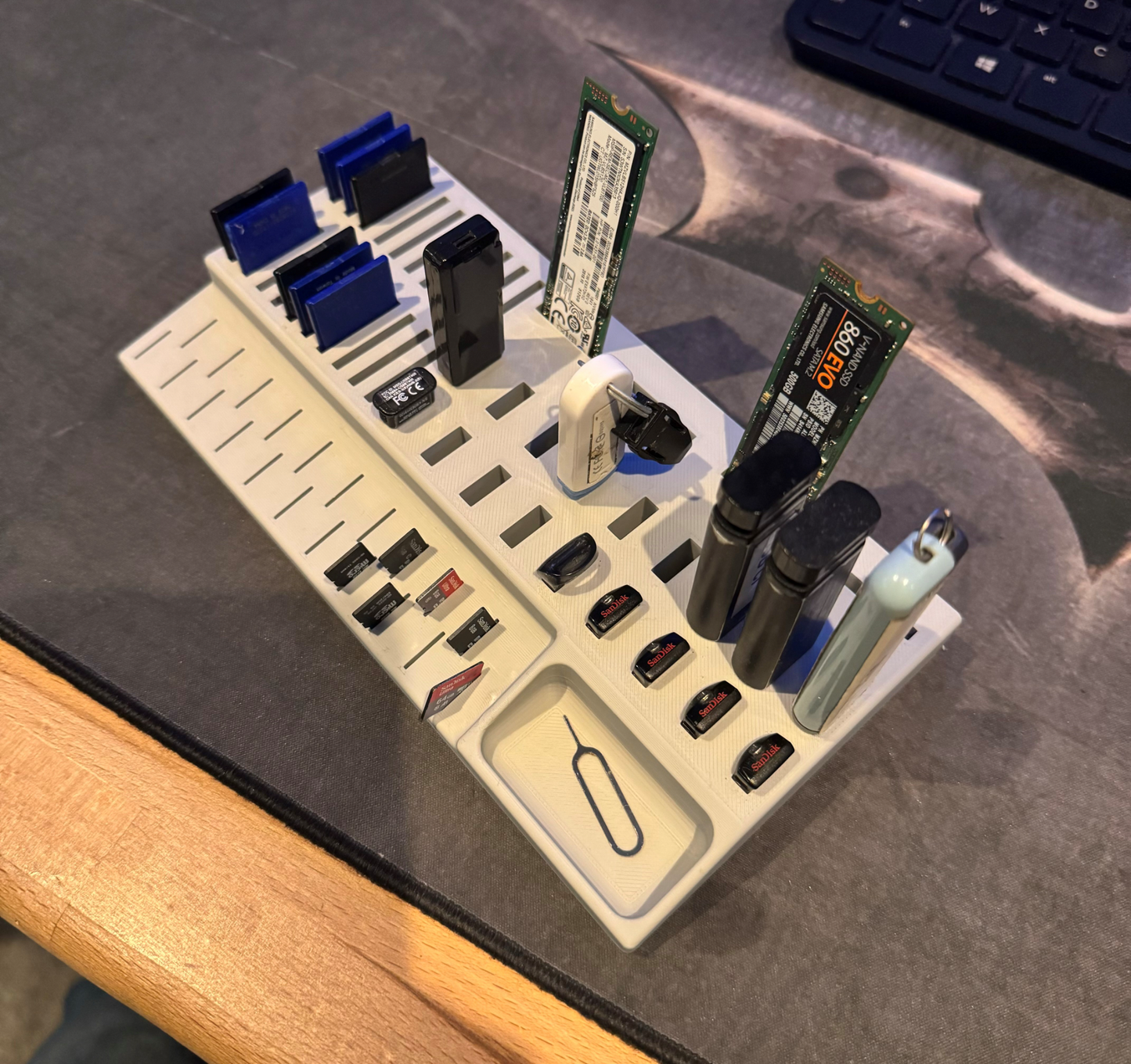 .USB.منظّم يدعم عددًا كبيرًا من مفاتيح M2/SSD وأقراص.//Micro SD// SDوبطاقات