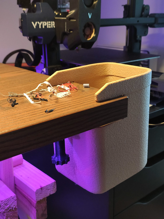 سلة مهملات مكتبية تُثبَّت مباشرة على مكتبك