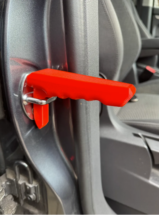 مقبض مُصمَّم لمساعدة كبار السن، والنساء الحوامل، وذوي الاحتياجات الخاصة على الدخول والخروج و الدخول من السيارة بسهولة وأمان