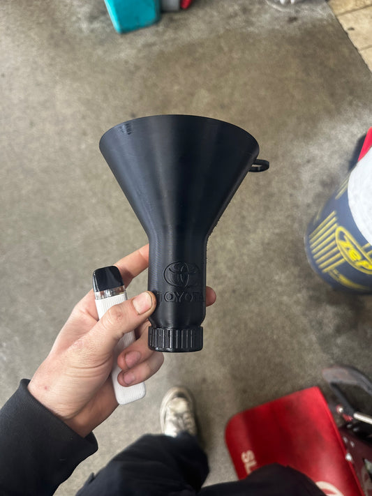 راس صبّ الزيت مصمم خصيصًا لسيارات Toyota و Lexus